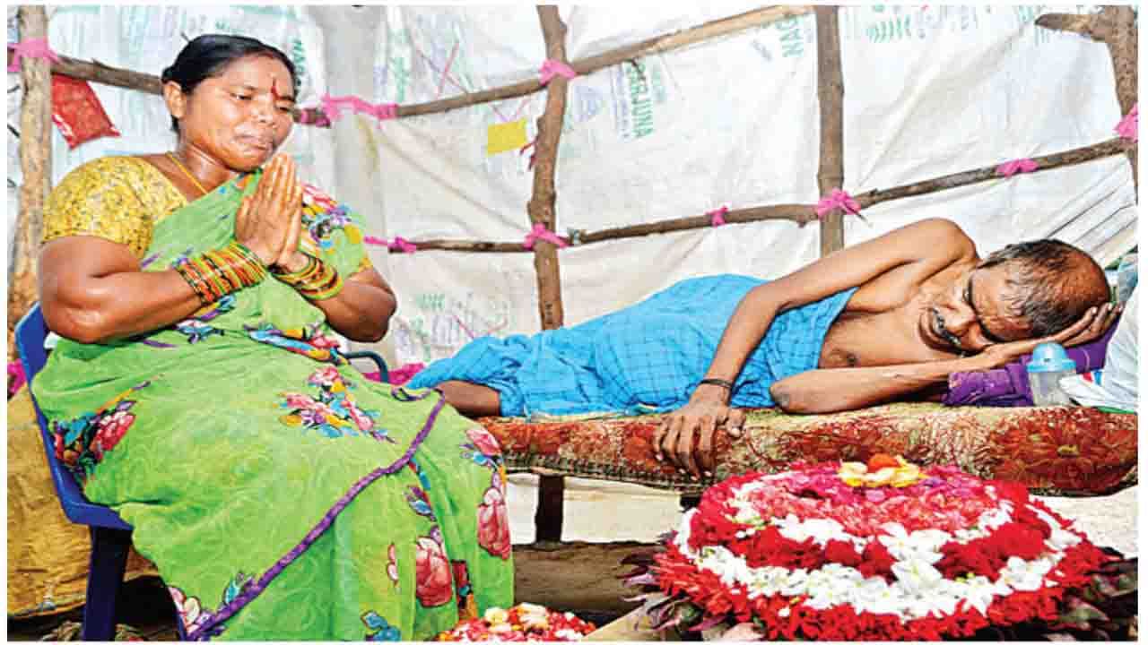 Worships Bathukamma: మంచం పట్టిన భర్తకు ఏడేళ్లుగా సపర్యలు.. ఆరోగ్యం కోసం బతుకమ్మకు పూజలు చేస్తున్న భార్య