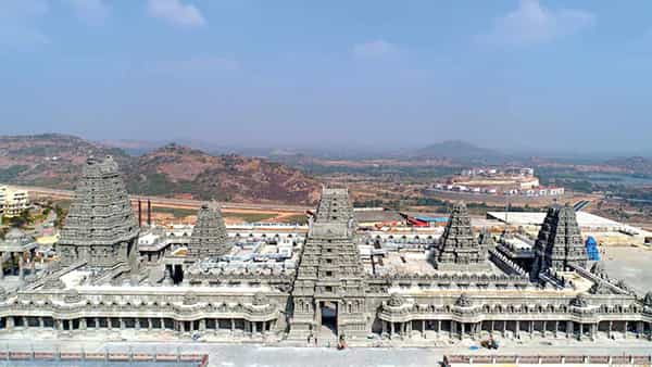 Yadadri Temple: యాదాద్రి లక్ష్మీ నరసింహ స్వామికి ఏపీ నుంచి భారీ విరాళం.. కేజీ బంగారం విరాళంగా ప్రకటించిన ప్రముఖ వ్యాపారవేత్త..