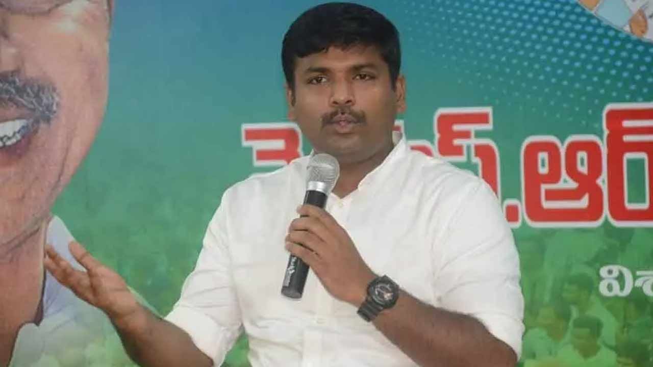 YCP vs TDP Clashes: నోటికొచ్చినట్లు తిడితే చూస్తూ ఊరుకోవడానికి సిద్ధంగా లేము.. టీడీపీ నేతలకు ఎమ్మెల్యే సీరియస్ వార్నింగ్..