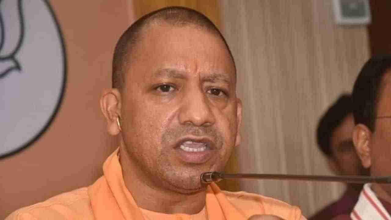 Yogi Adityanath: సీఎం పర్యటనలో తుపాకీతో వ్యక్తి హల్‌చల్.. నలుగురు పోలీసుల సస్పెండ్.. యూపీలో కలకలం..