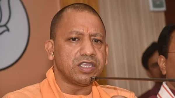 Yogi Adityanath: సీఎం పర్యటనలో తుపాకీతో వ్యక్తి హల్చల్.. నలుగురు పోలీసుల సస్పెండ్.. యూపీలో కలకలం..