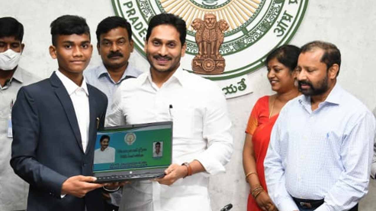 YS Jagan: కృషి చేస్తే సాధ్యం కానిదంటూ ఏమీ లేదు.. ఐఐటీ ర్యాంకర్లకు సీఎం వైఎస్ జగన్ ఉద్భోద..