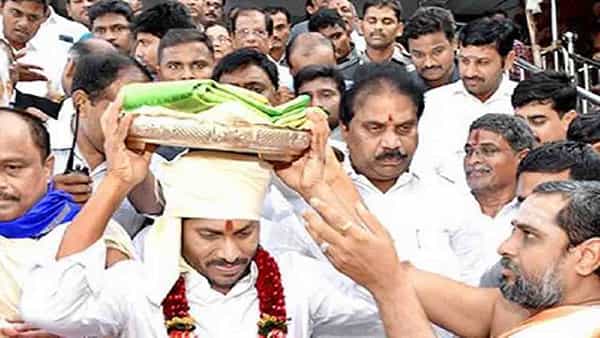 CM YS Jagan: దేదీప్యమానంగా ఇంద్రకీలాద్రి శరన్నవరాత్రి ఉత్సవాలు.. పట్టువస్త్రాలు సమర్పించిన సీఎం వైఎస్ జగన్