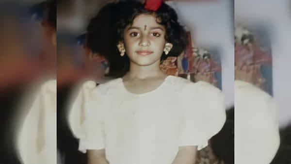 కోలకళ్లతో .. చిరుమందహాసంతో.. కట్టిపడేస్తున్న ఈ చిన్నారి.. ఇప్పుడు హాట్ యాంకర్.. గుర్తుపట్టారా..?