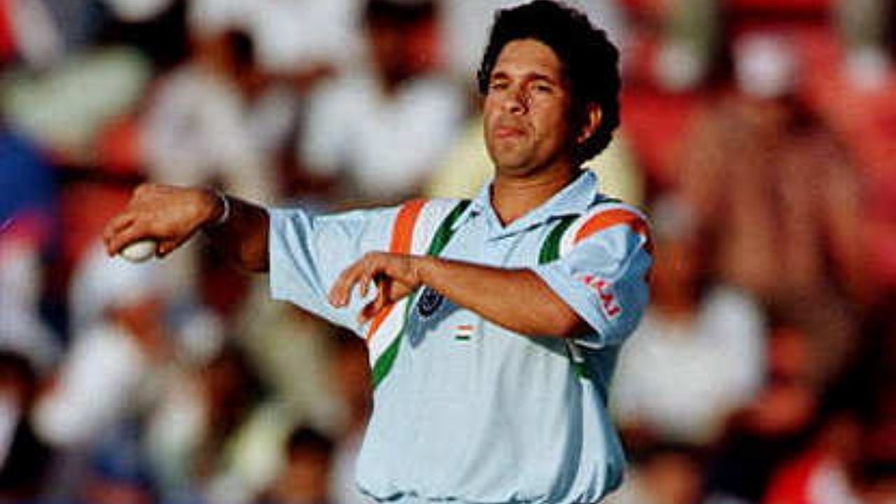 One wicket for India&#39;s victory .. 6 runs for South Africa to win .. Little Master who bowled the last over .. Do you know the result? (Video) | 1993 Hero Cup,