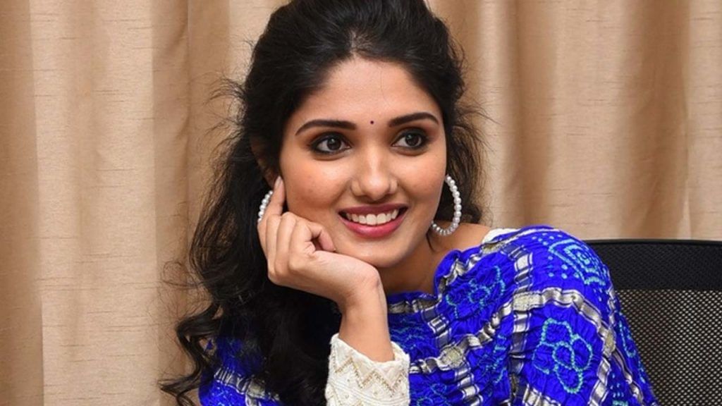 Geet Saini : పుత్తడి బొమ్మలా మెరిసిన పుష్పక విమానం బ్యూటీ గీత్ సైనీ.. ఫోటోలు వైరల్