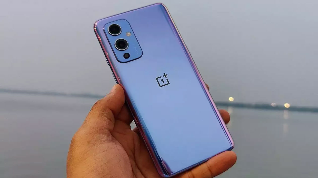  OnePlus 9R: రూ. 40 వేల లోపు అందుబాటులో ఉన్న బెస్ట్‌ స్మార్ట్‌ ఫోన్లలో వన్‌ప్లస్‌ 9ఆర్‌ ఒకటి. ఈ స్మార్ట్‌ ఫోన్‌ అమేజాన్‌లో రూ. 39,999కి అందుబాటులో ఉంది. ఆఫర్‌లో భాగంగా ఈ ఫోన్‌పై రూ. 3 వేలు డిస్కౌంట్‌ లభిస్తోంది. ఇక ఈ ఫోన్‌లో క్వాల్కమ్‌ స్నాప్‌ డ్రాగన్‌ 870 5జీ ప్రాసెసర్‌ను అందించారు. 6.55 ఇంచెస్‌ ఆమోఎల్‌ఈడీ డిస్‌ప్లేతో పాటు 4500 ఎమ్ఏహెచ్‌ బ్యాటరీని ఇచ్చారు. 65 వాట్స్‌ ఫాస్ట్‌ చార్జింగ్ సపోర్ట్‌ చేసే ఈ ఫోన్‌లో 48 మెగా పిక్సెల్‌ రెయిర్‌ కెమెరాను అందించారు. 