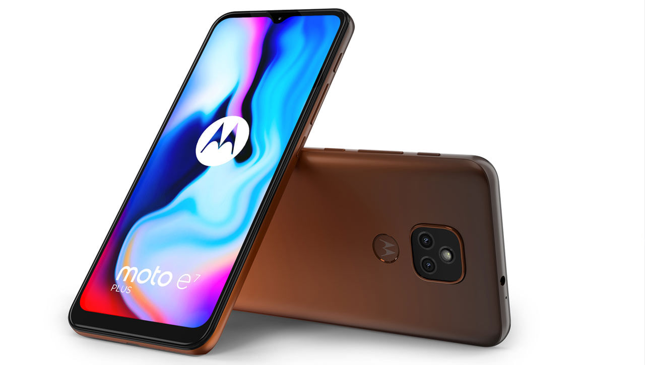 Motorola Moto E7 Plus: రూ. 10వేల లోపు అందుబాటులో ఉన్న బెస్ట్‌ ఫోన్స్‌లో మోటోరోలో మోటో ఈ7 ప్లస్‌ ఒకటి. ఈ ఫోన్‌ ధర రూ. 8,999కి అందుబాటులో ఉంది. ఇందులో 6.5 ఇంచెస్‌ డిస్‌ప్లేతో పాటు క్వాల్కమ్‌ స్నాప్‌డ్రాగన్‌ 460 ఎస్‌ఓసీ ప్రాసెసర్‌ను ఇచ్చారు. ఇక కెమెరా విషయానికొస్తే ఇందులో 48 మెగా పిక్సెల్‌ రెయిర్‌ కెమెరాతో పాటు, సెల్ఫీల కోసం 8 మెగాపిక్సెల్‌ ఫ్రంట్‌ కెమెరాను అందించారు. 