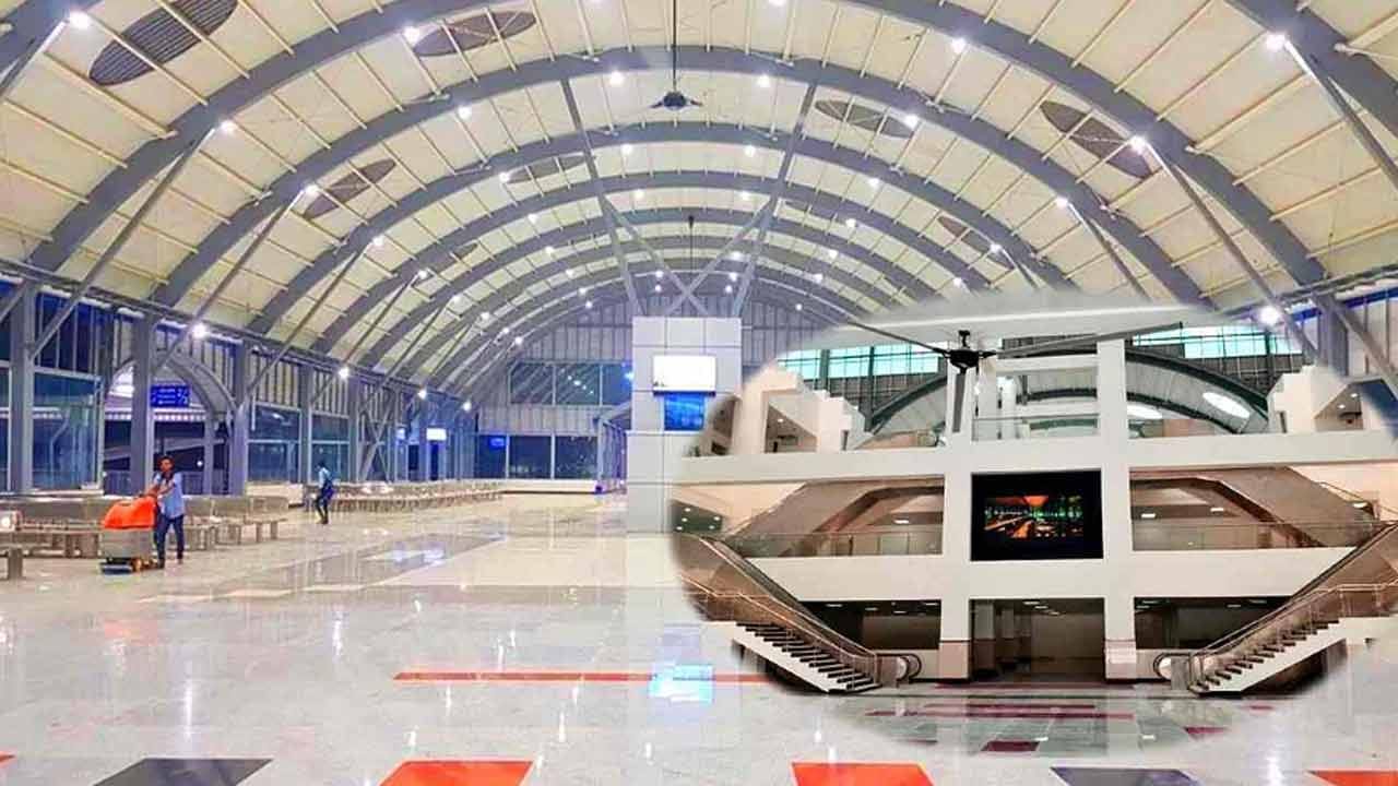 ఇది దేశంలోనే మొదటి ISO-9001 సర్టిఫైడ్ రైల్వే స్టేషన్. ఈ స్టేషన్లో ఒకేసారి దాదాపు 2000 మంది ప్రయాణికులు కూర్చునే సామర్థ్యం ఉంది. ఆధునిక టాయిలెట్, నాణ్యమైన ఆహారం, మ్యూజియం, గేమింగ్ జోన్ను కూడా ఇక్కడ తగినంత సీటింగ్ ఏర్పాట్లతో నిర్మించారు.