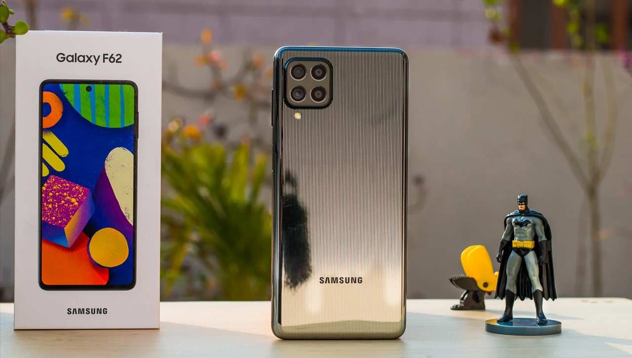 Samsung Galaxy F62: ఈ స్మార్ట్‌ఫోన్‌లో 6.7 అంగుళాల సూపర్‌ అమోఎల్‌ఈడీ ప్లస్‌ డిస్‌ప్లేను అందించారు. ఇక 7000 ఎమ్‌ఏహెచ్‌ సామర్థం ఉన్న బ్యాటరీ ఈ ఫోన్‌ మరో ప్రత్యేకత. 64 మెగా పిక్సెల్‌ రెయిర్‌ కెమెరాతో పాటు, 32 మెగా పిక్సెల్‌ సెల్ఫీ కెమెరాను అందించారు. ఈ ఫోన్‌ ధర విషయానికొస్తే రూ. 23,590గా ఉంది. 