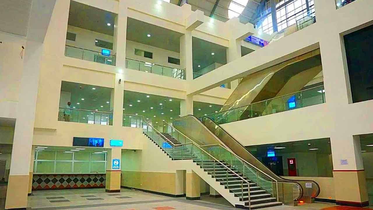 స్టేషన్లో మెట్లతో పాటు ఎస్కలేటర్లు, లిఫ్టులు కూడా ఏర్పాటు చేశారు. మొత్తం ఐదు ప్లాట్ఫారమ్లు లిఫ్టులు, ఎస్కలేటర్లు, మెట్ల ద్వారా కాన్కోర్స్కు అనుసంధానించారు. దీనితో పాటు రెండు భూగర్భ సబ్వేలను కూడా నిర్మించారు. సుమారు 1500 మంది ప్రయాణికులు ఒకేసారి అండర్ సబ్-వే గుండా ప్రయాణించగలరు.