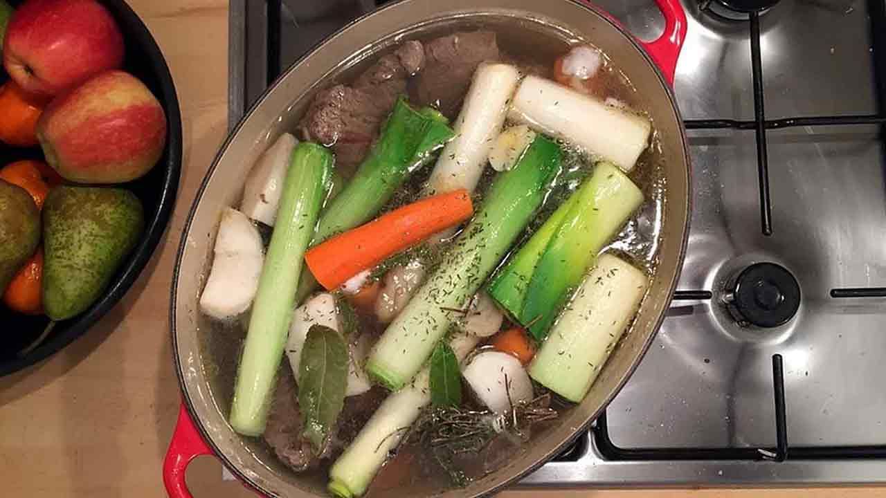 ఫ్రాన్స్‏లో Pot-au-Feu  స్పెషల్. ఇది ఫ్రాన్స్ జాతీయ వంటకం. మాంసం, కూరగాయలతో తయారు చేస్తారు. దీనిని క్లాసిక్ కంఫర్ట్ ఫుడ్ అంటారు. 