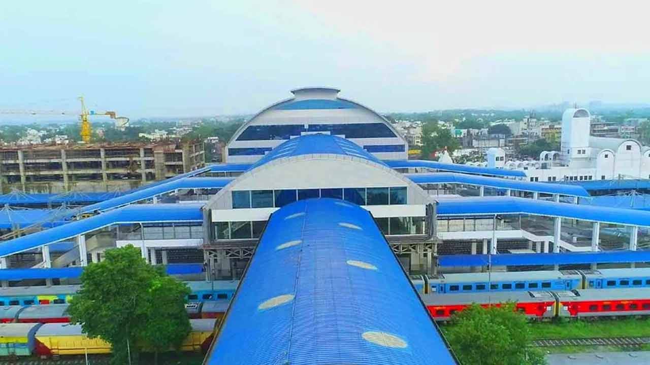 ప్లాట్ఫారమ్పై సౌకర్యవంతమైన కుర్చీలు ఏర్పాటు చేశారు. AC వెయిటింగ్ రూమ్ నుండి రిటైరింగ్ రూమ్, డార్మిటరీ వరకు, స్టేషన్లో వేచి ఉన్న ప్రయాణికుల కోసం VIP లాంజ్ కూడా రెడీ చేశారు. క్యాంపస్ మొత్తం నాణ్యమైన CCTV కెమెరాలతో అమర్చారు.