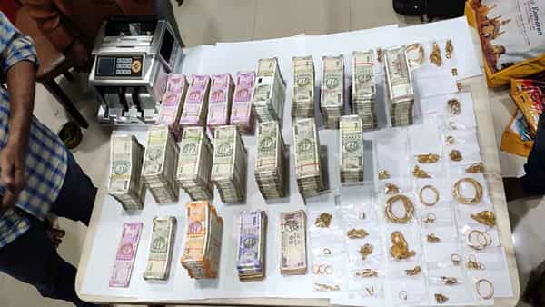 ACB Raids: భూ రికార్డులు, సర్వే అసిస్టెంట్ డైరెక్టర్ ఏసీబీ అధికారులు సోదాలు.. భారీగా నగదు, అక్రమాస్తులు గుర్తింపు