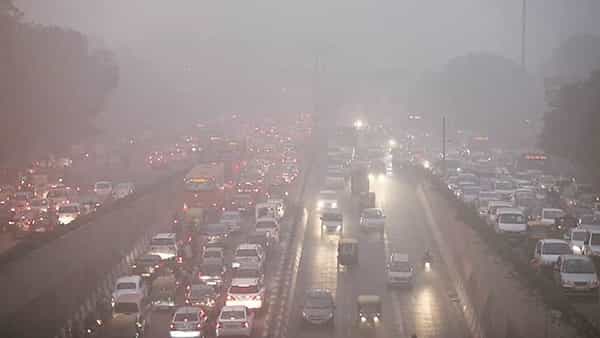 polluted cities: ప్రపంచంలోని టాప్ 5 కాలుష్య నగరాల్లో ఢిల్లీ ఫస్ట్.. రెండో స్థానంలో లాహోర్..