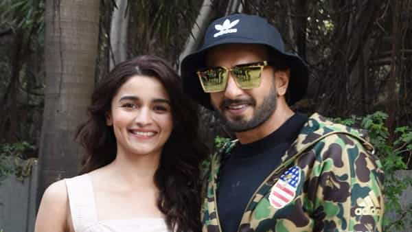 Alia Bhatt: నెటిజన్ల మనసు గెల్చుకున్న అలియా.. అభిమానిని గుర్తు పెట్టుకుని పలకరించిన బాలీవుడ్ నటి..