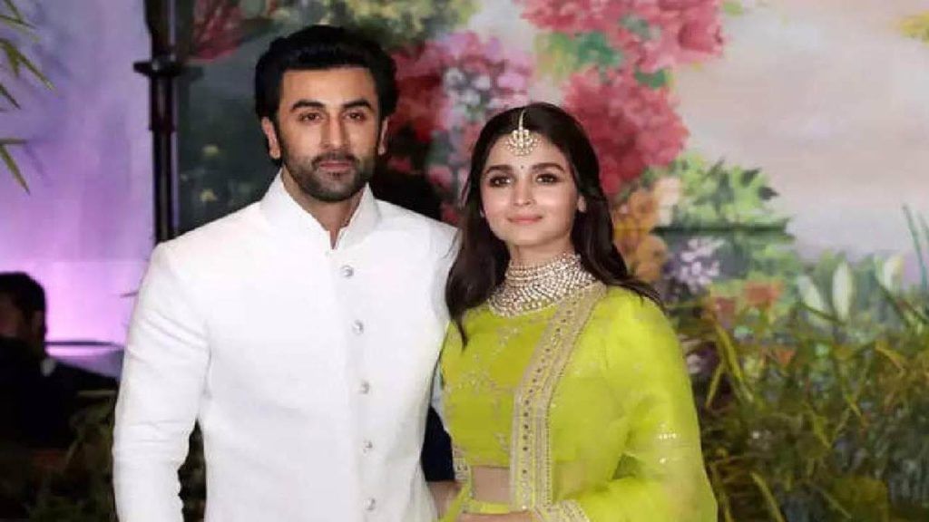 Ranbir and Alia: మరోసారి పెళ్లి వాయిదా వేసుకున్న బాలీవుడ్ ప్రేమ పక్షులు.. కారణాలేంటంటే.. Ranbir and Alia: మరోసారి పెళ్లి వాయిదా వేసుకున్న బాలీవుడ్ ప్రేమ పక్షులు.. కారణాలేంటంటే..