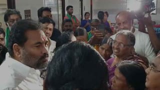 Onion Farmers:  రైతుల కంట కన్నీరు పెట్టిస్తున్న ఉల్లిపంట.. చెన్నై మార్కెట్ లో 500 క్వింటాళ్ళ ఉల్లి పశువుల పాలు..