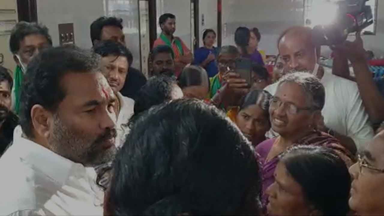 Amaravati Farmers: అమరావతి రైతులకు బాసటగా వైసీపీ ఎమ్మెల్యే.. ఏ సాయం కావాలన్నా ఫోన్ చేయాలని సూచన