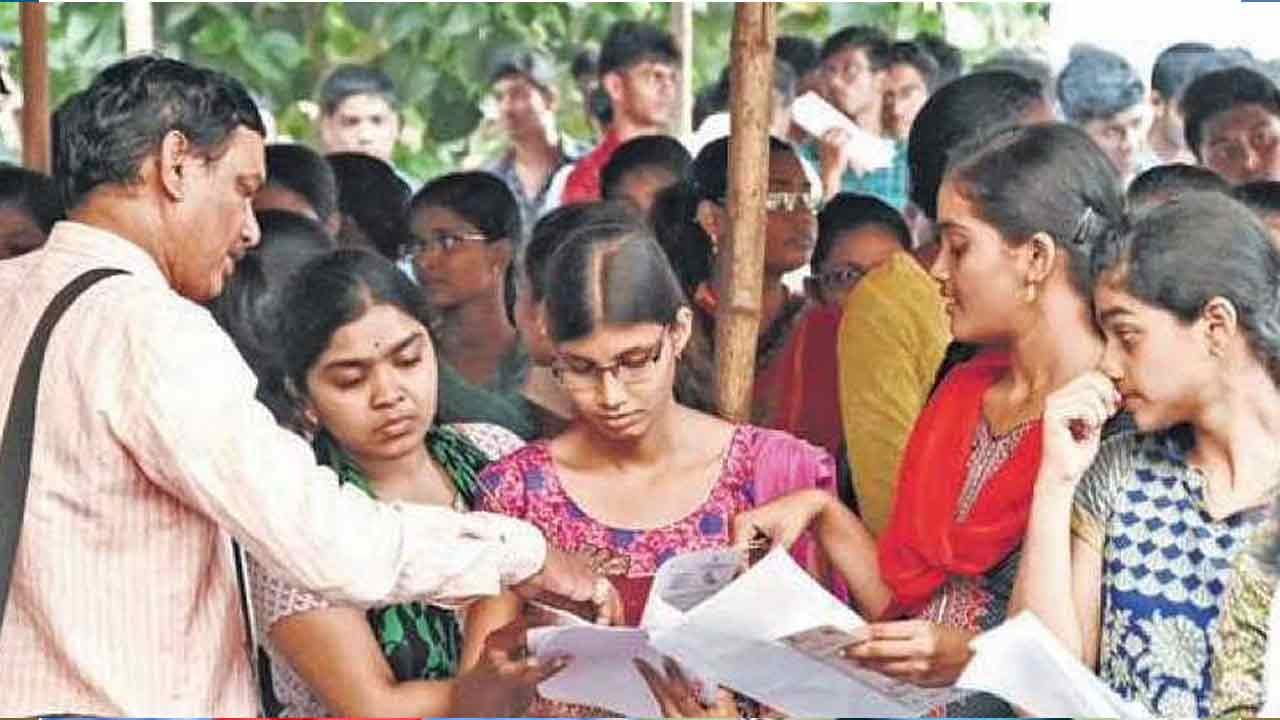 AP EAMCET Counselling 2021: ఏపీ విద్యార్థులకు అలర్ట్.. ఎంసెట్ 2021 తొలి విడత సీట్ల కేటాయింపు ఈ రోజే.. ఇలా సులువుగా చెక్ చేసుకోండి..