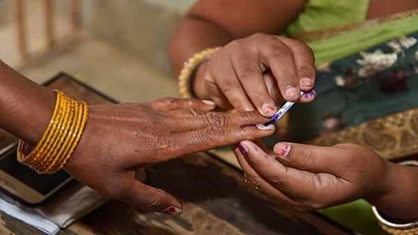 Election Commission: ఓటు వేయాలంటే అది ఉండాల్సిందేనా.. ఎన్నికల నిర్వహణపై ఈసీ సమాలోచనలు..!