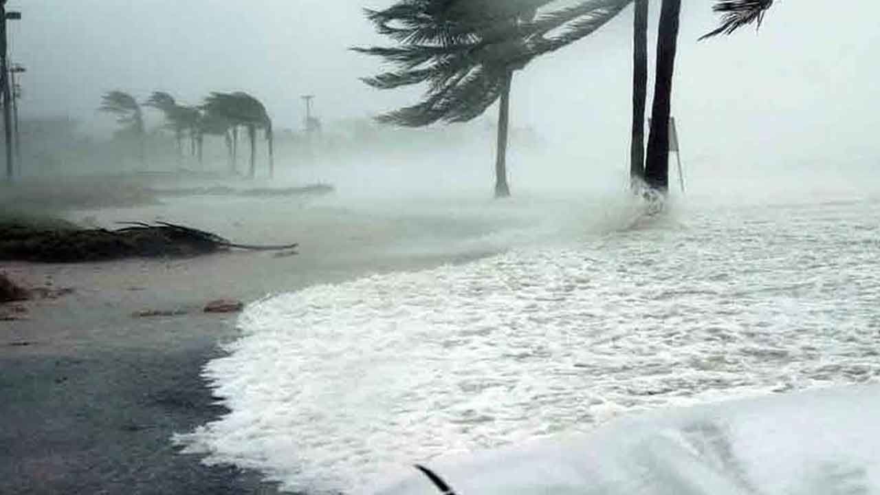 AP Weather Alert: రేపు చెన్నై సమీపంలో తీరం దాటనున్న వాయుగుండం.. ఏపీలో పలు చోట్ల భారీ వర్షాలు కురిసే అవకాశం..