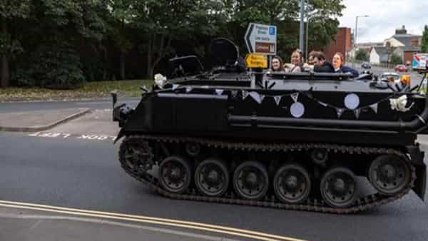 Army Tank Taxi: మనోడి టేస్టే వేరు.. యుద్ధ ట్యాంక్ను టాక్సీగా మార్చాడు.. దానికి ఎంత ఖర్చు చేశాడంటే..