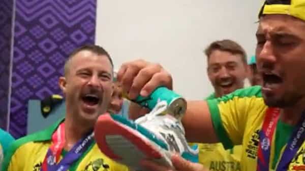 T20 World Cup 2021: షూస్లో బీర్లు తాగుతూ.. షాంపెయిన్ బాటిల్స్ పొంగిస్తూ.. ఆసీస్ క్రికెటర్ల సంబరాలు మాములుగా లేవుగా..