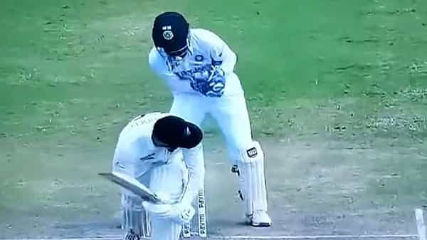IND VS NZ: ఊహించని రీతిలో వికెట్ చేజార్చుకున్న కివీస్ బ్యాట్స్మెన్.. వీడియో చూస్తే ఆశ్చర్యపోతారు..