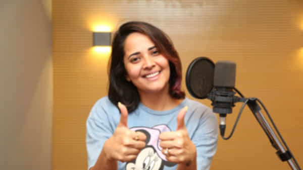 Anasuya Bharadwaj: ఫ్లాష్ బ్యాక్ డబ్బింగ్ మొదలెట్టిన అనసూయ.. ఫొటోలు పంచుకున్న చిత్ర యూనిట్..