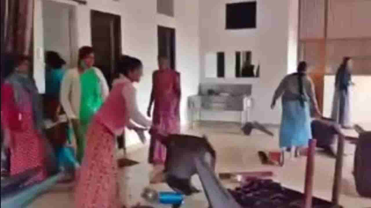 Wine Shop Attack: మద్యం షాపులోకి దూసుకెళ్లిన మహిళలు.. వైరల్గా మారిన వీడియో..