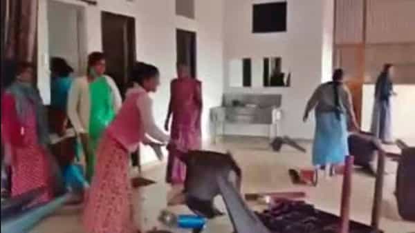 Wine Shop Attack: మద్యం షాపులోకి దూసుకెళ్లిన మహిళలు.. వైరల్గా మారిన వీడియో..