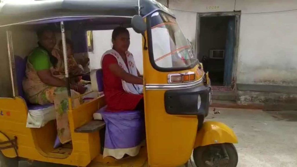 Woman Auto Driver: పరిస్థితులు ఆమె తలరాతనే మార్చేశాయి.. ఆటో డ్రైవర్గా మారిన యువతి.. Woman Auto Driver: పరిస్థితులు ఆమె తలరాతనే మార్చేశాయి.. ఆటో డ్రైవర్గా మారిన యువతి..