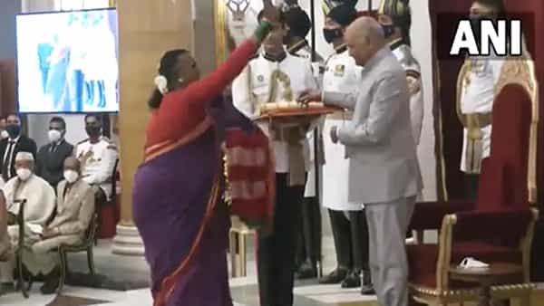 Viral Video: పద్మశ్రీ పురస్కారం అందుకున్న ట్రాన్స్జెండర్.. అవార్డు తీసుకునేటప్పుడు ఏం చేసిందో తెలుసా..