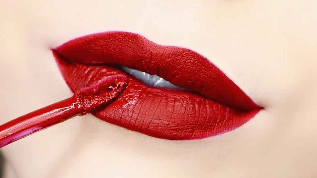 Lipstick Side Effects: సౌందర్య ప్రియులకు షాకింగ్ న్యూస్.. పెదాలకు లిప్‌స్టిక్‌ రుద్దేస్తే ప్రమాదంలో పడినట్లే..
