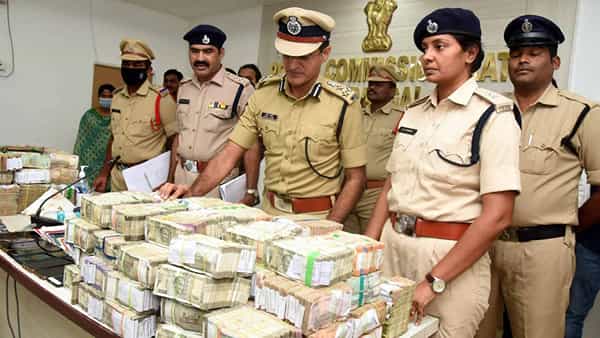 Betting Mafia: తెలంగాణలో క్రికెట్ బెట్టింగ్ మాఫియా.. ఇద్దరు బుకీల అరెస్ట్.. రూ.2 కోట్లు స్వాధీనం