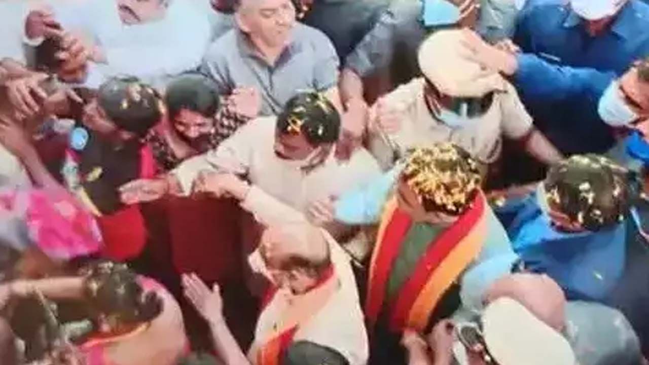 Video Viral: కర్ణాటక సీఎంపై మహిళ ముద్దుల వర్షం.. వైరల్ అయిన వీడియో..