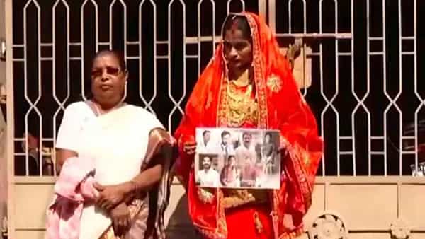 Bride Dharna: మరికాసేపట్లో పెళ్లి.. హ్యాండిచ్చిన వరుడు.. ధర్నాకు దిగిన వధువు.. అసలేమైందంటే..?