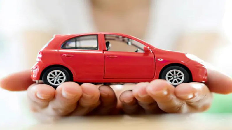 Car Loan Offer: సాధారణంగా పండగ సీజన్‌లో ఆటో మొబైల్‌ వ్యాపారం జోరుగా సాగుతుంటుంది. కస్టమర్లను ఆకర్షించేందుకు వివిధ బ్యాంకులు పలు ఆఫర్లను ప్రకటిస్తున్నాయి. మీరు కొత్త కారు కొనుగోలు చేయాలనుకుంటే ఇది మంచి అవకాశం. కొన్ని బ్యాంకులు కారు కొనుగోలుపై 90 శాతం వరకు రుణాలు అందిస్తున్నాయి. మీరు కొత్త కారు కొనుగోలు చేయాలంటే ఈ బ్యాంకుల నుంచి రుణాలు పొందవచ్చు.