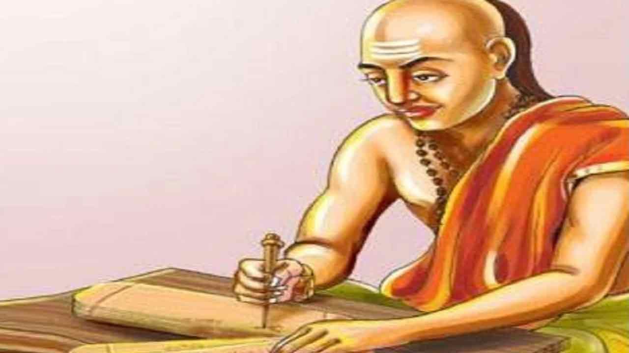 Chanakya Niti: మీరు మీ జీవితంలో ఇలాంటి ముగ్గురికి చాలా దూరంగా ఉండండి.. వారు ఎవరో తెలుసుకోండి..