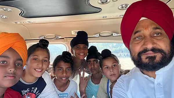 Charanjit Singh Channi: చిన్నారులతో కలిసి సీఎం ఎంజాయ్.. హెలికాప్టర్లో తిప్పిన సీఎం చన్నీ.. వీడియో