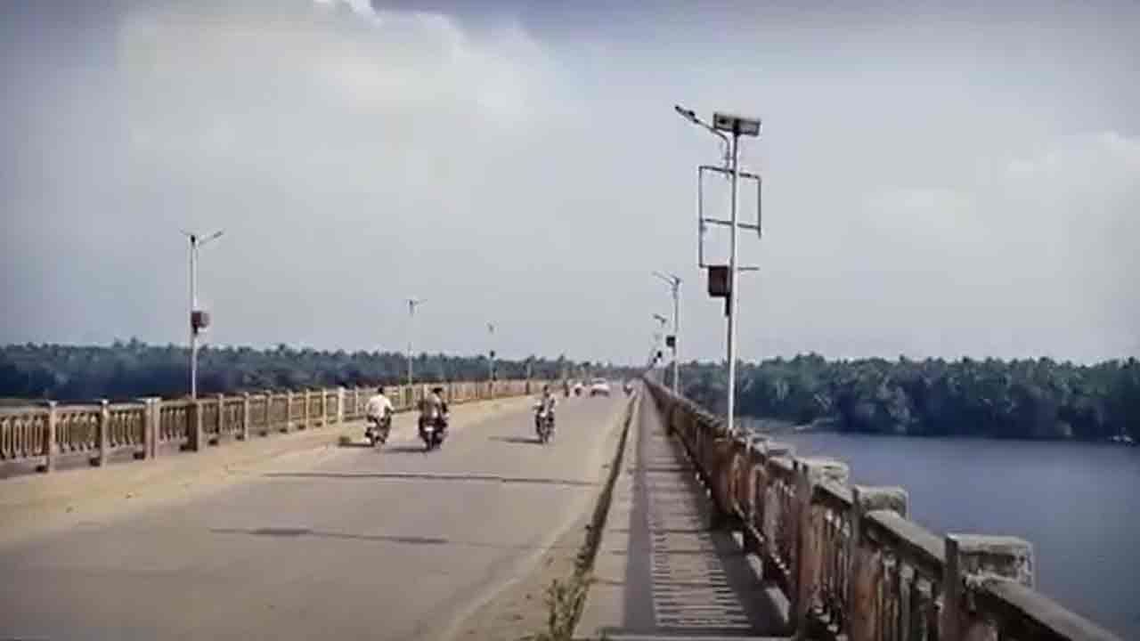 Chinchinada Bridge: చించినాడ బ్రిడ్జ్ సేఫ్.. ఫేక్ న్యూస్ ప్రచారం చేస్తే చర్యలు తప్పవంటున్న పోలీసులు