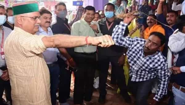 Viral Video: ముఖ్యమంత్రి అని కూడా చూడకుండా కొరడా దెబ్బలు.. ఎందుకలా చేశారంటే..