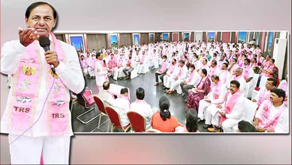 CM KCR: తగ్గేదెలే.. కేంద్రంతో తేల్చుకునుడే.. ఎంపీలతో కొనసాగుతున్న సీఎం కేసీఆర్ సమావేశం..