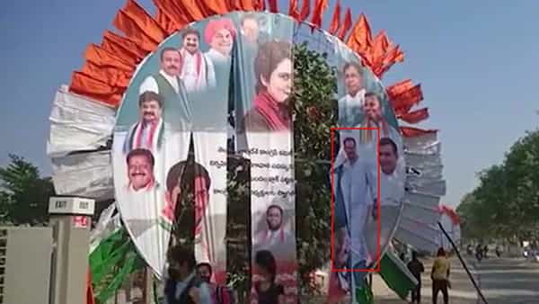 Telangana Congress: రోజు రోజుకు పెరుగుతున్న టీ.కాంగ్రెస్లో మంటలు.. కోమటిరెడ్డి ఫ్లెక్సీలను బ్లేడ్తో కత్తిరించిన మరో వర్గం..