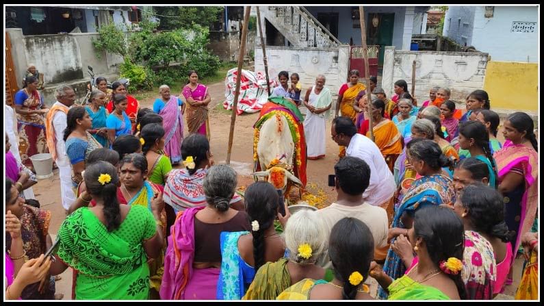 హిందూ సాంప్రదాయం ప్రకారం గోమాత లో మూడు కోట్ల దేవతలు ఉంటారని 