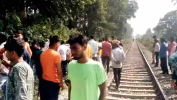 Railway Crossing: దూసుకొచ్చిన మృత్యువు.. బైక్ను ఢీకొట్టిన రైలు.. ఇద్దరు పిల్లలు సహా దంపతుల దుర్మరణం..