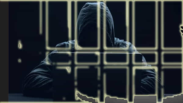 Cyber Crime: వీడు మామూలోడు కాదు..జైలు అధికారుల ల్యాప్టాప్ల ద్వారా విదేశీ సొమ్ము కొల్లగొట్టి.. వారినే ఇరికించేశాడు!