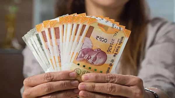 7th Pay Commission: దీపావళికి ప్రభుత్వ ఉద్యోగులకు కేంద్రం గుడ్ న్యూస్.. పెరగనున్న డీఏ.. ఎంత జీతం పెరగనుందంటే..
