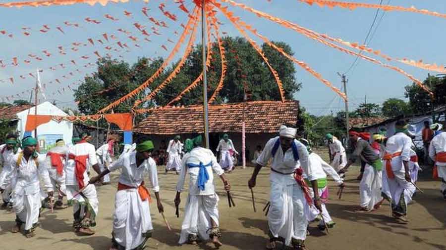 Dandari Festival: అడవిలో అంబరాన్నంటిన ‘దండారి’ సంబరాలు.. గిరిజనులంతా కలిసి..